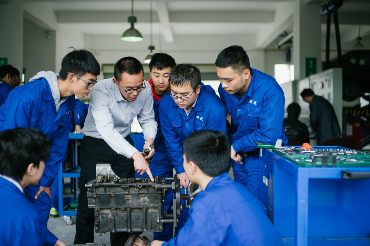 汽車與信息工程學院實訓室