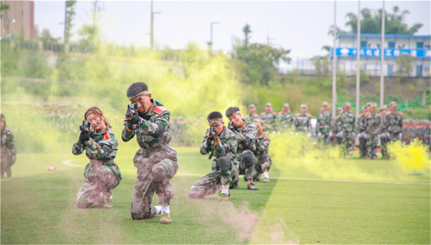 組圖丨眉山校區舉行2021級新生軍訓結業典禮